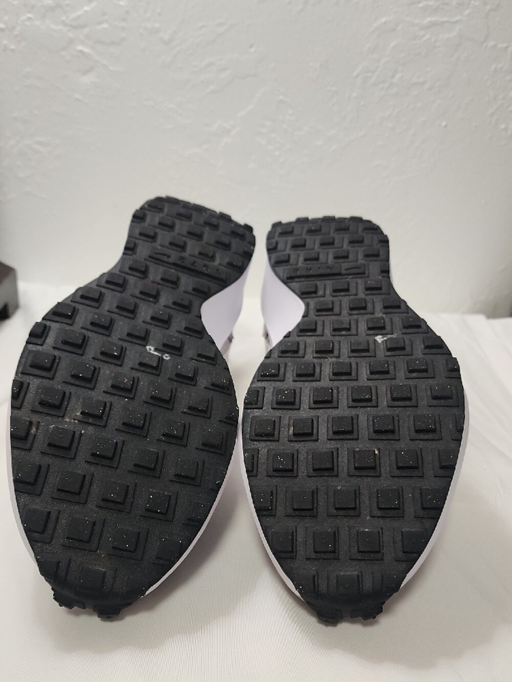 Nike Men's Light Grey Casual Sneakers - Picture 5 of 7